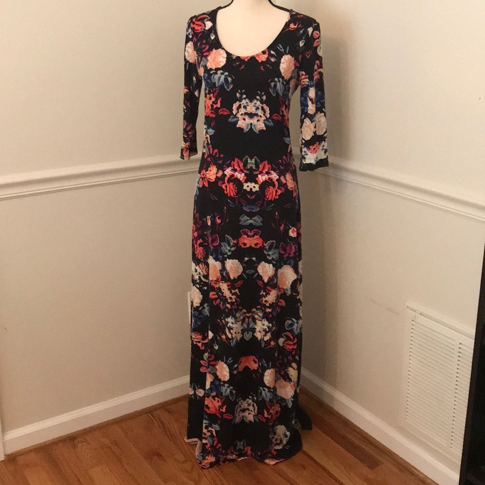 Soft and Stretchy Floral Maxi w/ Patterned Back!